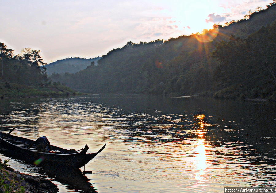 Тишина и спокойствие на лаосской реке Луанг-Прабанг, Лаос