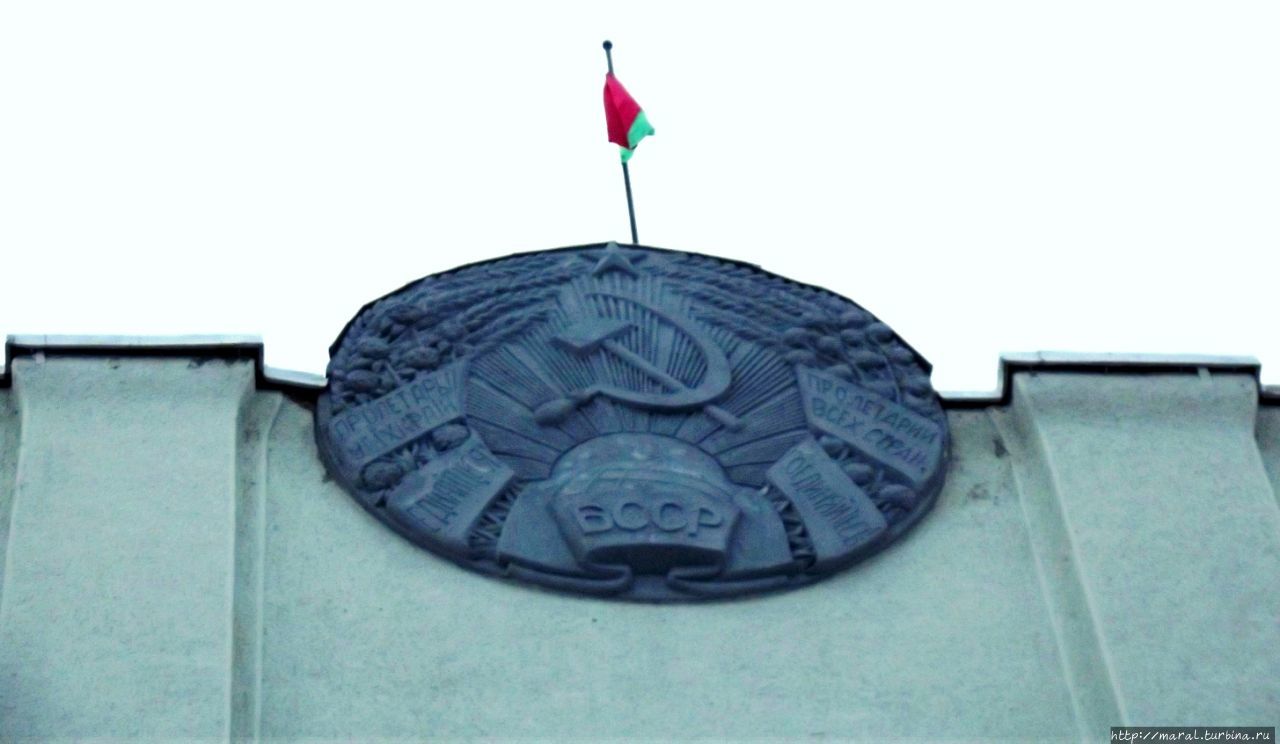 Герб сохранился в изначальном виде со времени строительства Дома Советов Могилев, Беларусь