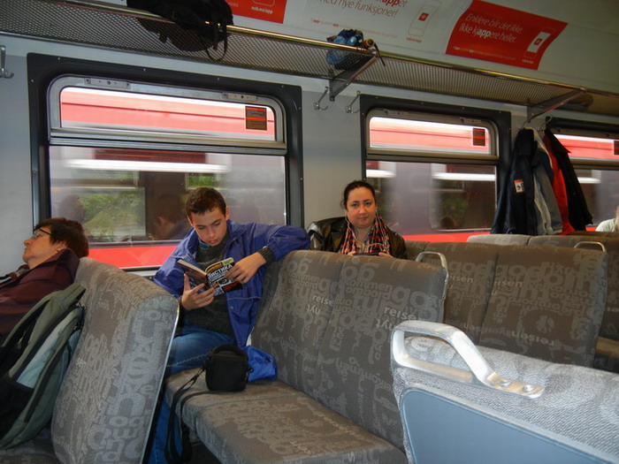 До отправления минута. Наш вагон пуст. До отправления минута. Наш вагон пуст.