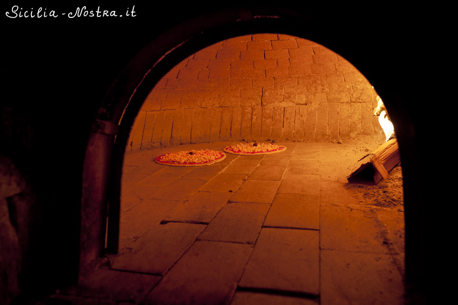 Пицца на тонком тесте готовится в печи всего 1,5 — 2 минуты Сицилия, Италия