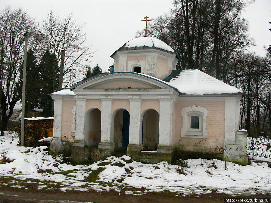 А вот это — часовня Святителя Николая. Пространство за этими тремя арками местные жители, ожидающие транспорт, используют, как автобусную остановку А вот это — часовня Святителя Николая. Пространство за этими тремя арками местные жители, ожидающие транспорт, используют, как автобусную остановку