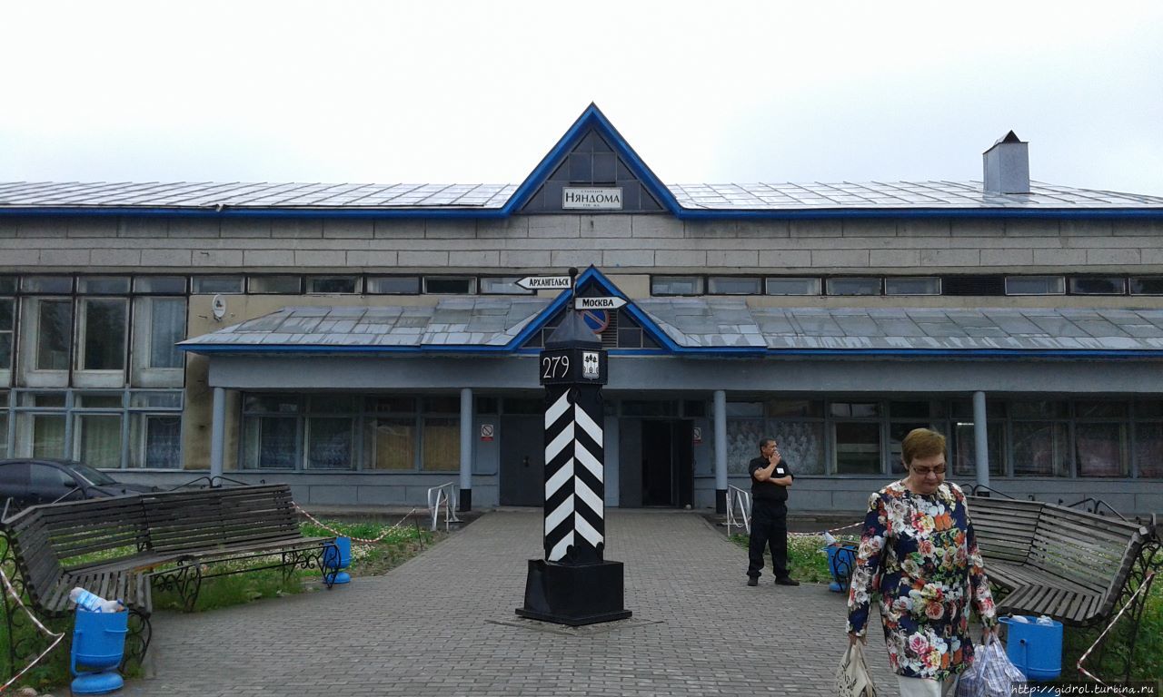 Вид на вокзал с площади. Няндома, Россия