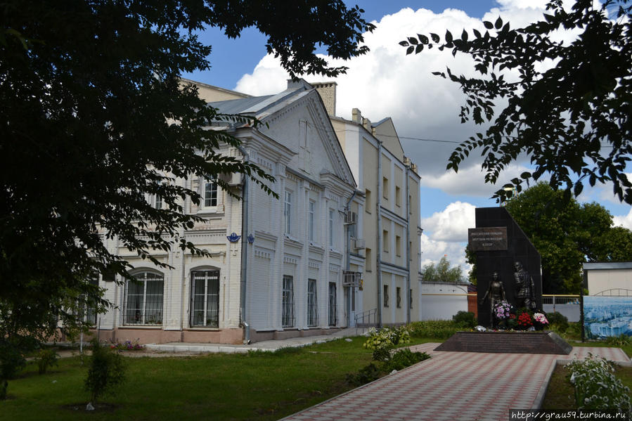 Слева старое здание, справа новое здание архива. Энгельс, Россия