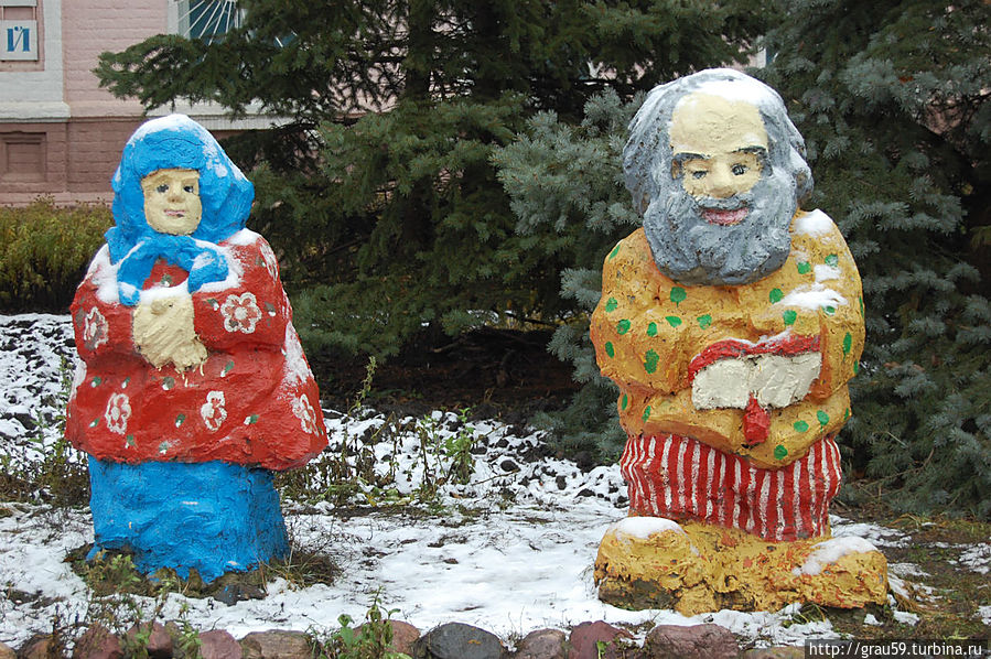 Фигурки у музея. Автор М.И. Антонов Фигурки у музея. Автор М.И. Антонов