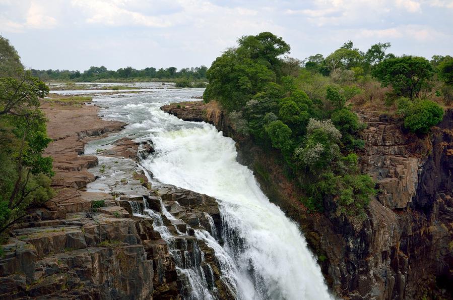 Водопад Виктория очень длинный, но начинается он вот здесь Виктория-Фоллс, Зимбабве