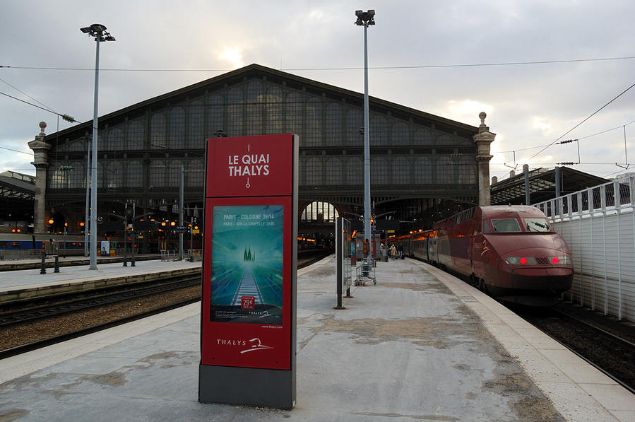 Поезд Thalys прибыл на Северный вокзал Парижа Брюссель, Бельгия