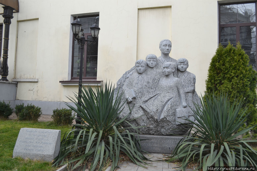 Памятник Крымскому учителю / The monument of the Crimean teacher