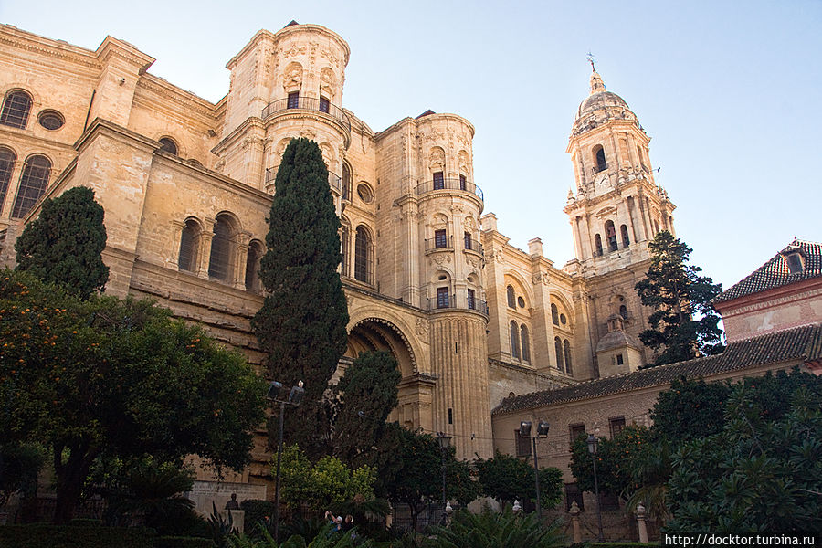Большая часть собора была построена в 16 веке Малага, Испания