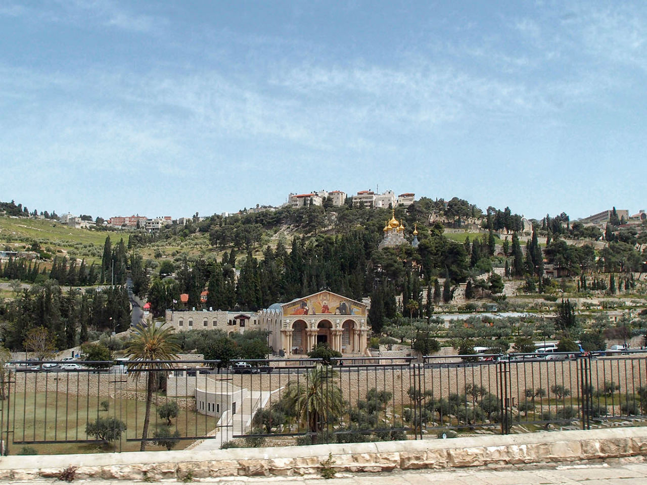 Ботанический сад Иерусалима и Стена Плача в праздничный день Иерусалим, Израиль