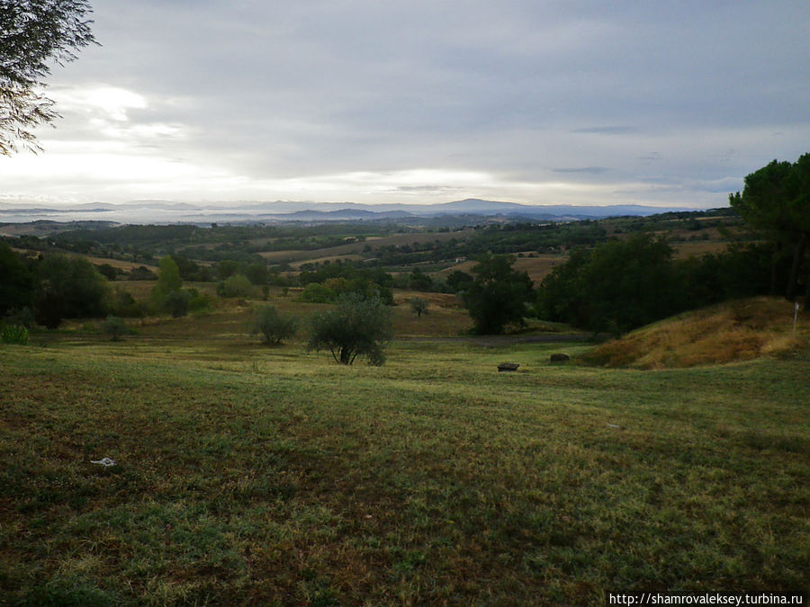 Кьянчиано. Утренний взгляд со стороны Кьянчиано-Терме, Италия Кьянчиано. Утренний взгляд со стороны Кьянчиано-Терме, Италия