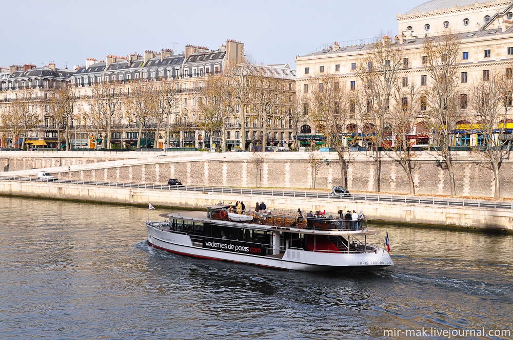 Кстати, в Париже очень популярны экскурсии на прогулочных катерах по Сене. Здесь можно взять аудио-гид, на любом языке, и не спеша познакомиться почти со всеми достопримечательностями города, ведь расположены они преимущественно по берегам реки. Париж, Франция