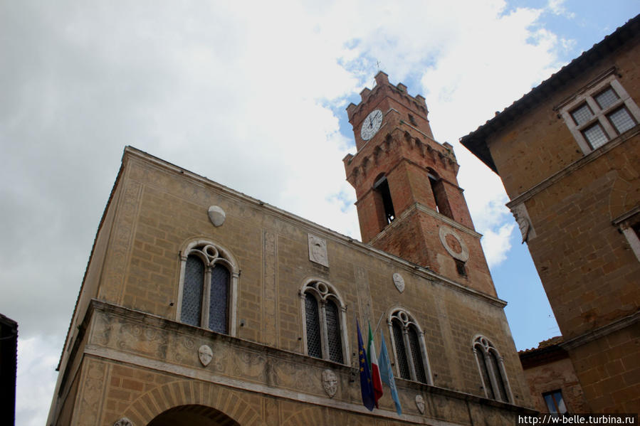 Колокольня была сильно повреждена в землетрясение 1545 года и восстановлена в 1570 г. Пьенца, Италия