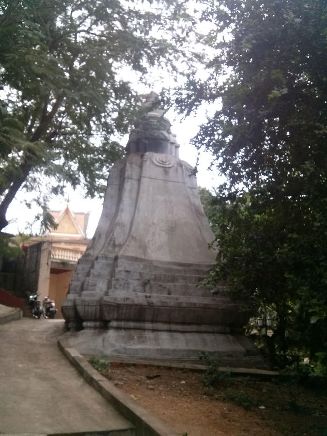 Пном Пень. Инденпенденс монумент. Ват Пном Пномпень, Камбоджа