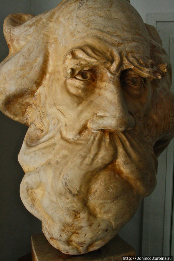 деревянный бюст Льва Николаевича, который делает его поразительно похожим на льва Ясная Поляна, Россия