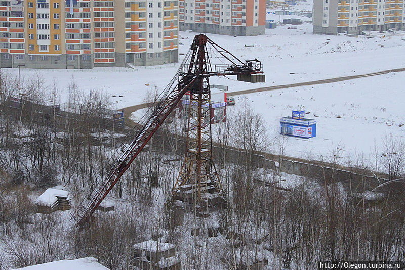 Ржавый башенный кран Ржавый башенный кран
