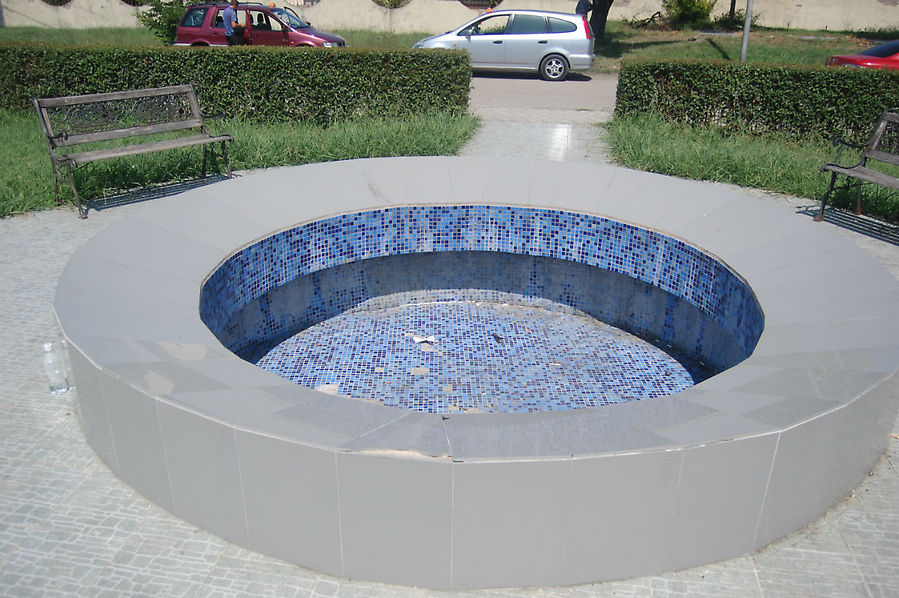 У памятника погибшим во время войны 1992-1993 года (4 фонтана) У памятника погибшим во время войны 1992-1993 года (4 фонтана)