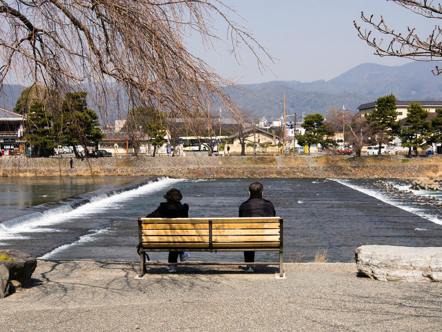 Парочки, молодые и старые, наслаждающиеся хорошей погодой на берегах реки — квинтессенция Арасиямы, какой я её знаю. Киото, Япония