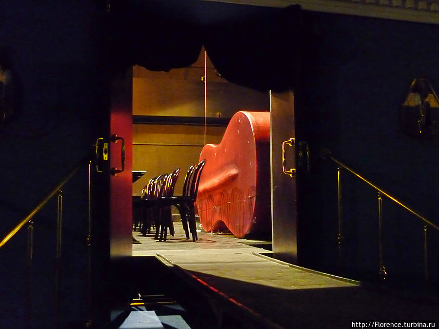 Театр начинается с... Москва, Россия Театр начинается с... Москва, Россия