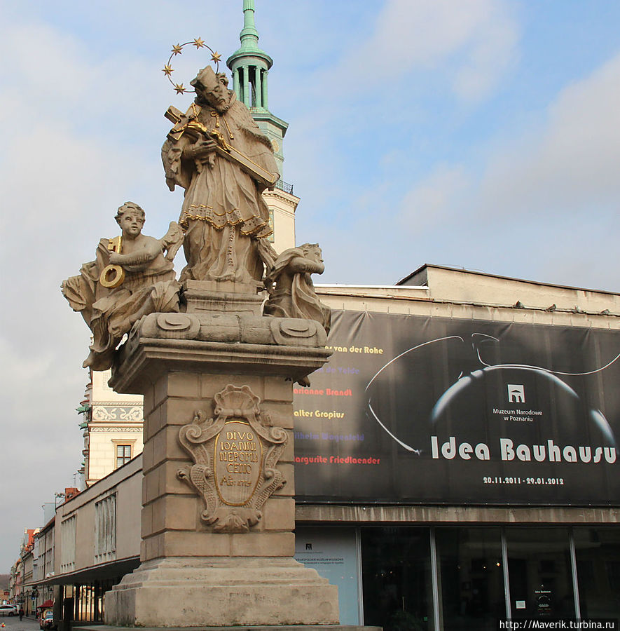 Между суконным рядом и арсеналом возвышается фигура св.Яна Непомуцена. Этого пражского архиепископа в 1393 году по приказу чешского короля Вацлава приговорили к смерти и сбросили живым во Влтаву. Согласно легенде, священник отказался открыть королю тайну исповеди его супруги. Через 400 лет католическая церковь причислила его к лику святых, и познаньцы воздвигли ему памятник в надежде, что святой спасёт город от наводнения. Надежды не оправдались. Познань, Польша Между суконным рядом и арсеналом возвышается фигура св.Яна Непомуцена. Этого пражского архиепископа в 1393 году по приказу чешского короля Вацлава приговорили к смерти и сбросили живым во Влтаву. Согласно легенде, священник отказался открыть королю тайну исповеди его супруги. Через 400 лет католическая церковь причислила его к лику святых, и познаньцы воздвигли ему памятник в надежде, что святой спасёт город от наводнения. Надежды не оправдались. Познань, Польша