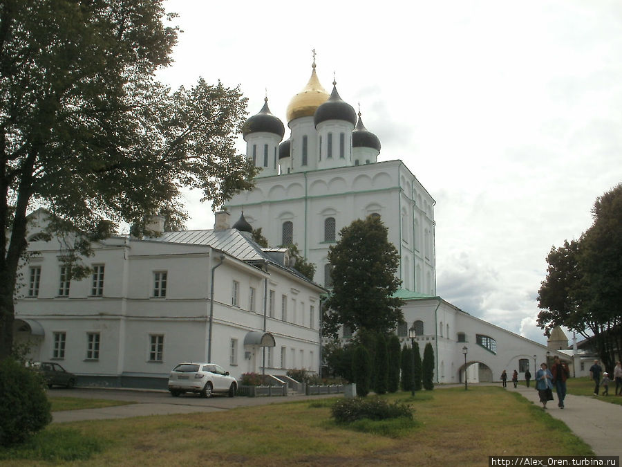 Троицкий собор, нынешний собор, четвертый по счету, построен в 1699 году. Псков, Россия