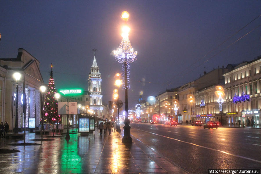 Сзади виднеется похожая на ратушу башня Думы Санкт-Петербург, Россия