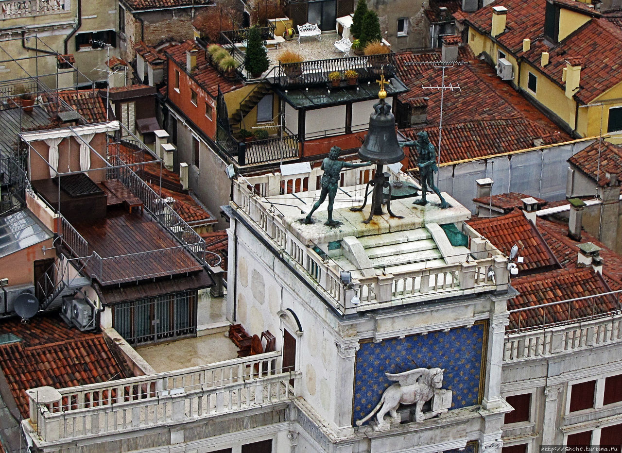 так вот представляю, лежишь на жезлонге на крыше рядом с колоколом, и каждые 15 минут но голове дзинь-нь-нь Венеция, Италия