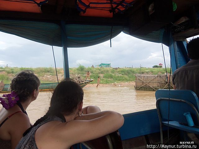 Плыть к озеру не скучно.Наблюдаем,как прыгают мальчишки в воду. Плыть к озеру не скучно.Наблюдаем,как прыгают мальчишки в воду.