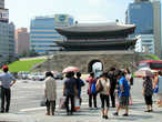 Намдэмун- построен 1398 году, старейший памятник в Сеуле. Входит в список национального достояния Южной Кореи.