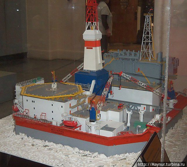 Платформа Моликпак- первая морская нефтегазодобывающая платформа в России. Начала действовать в июле 1999 года. Южно-Сахалинск, Россия