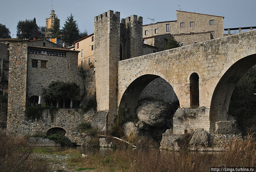 Изогнутый семиарочный мост длиной 105 метров — является входом в город Бесалу. Каталония, Испания