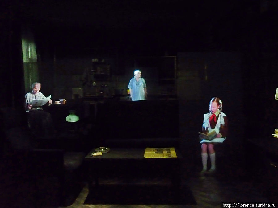 В обычной советской квартире эпохи застоя девочка читает Шолом Алейхема, а потом ее сменят парни, рассказывающие анекдоты на еврейскую тему. В обычной советской квартире эпохи застоя девочка читает Шолом Алейхема, а потом ее сменят парни, рассказывающие анекдоты на еврейскую тему.