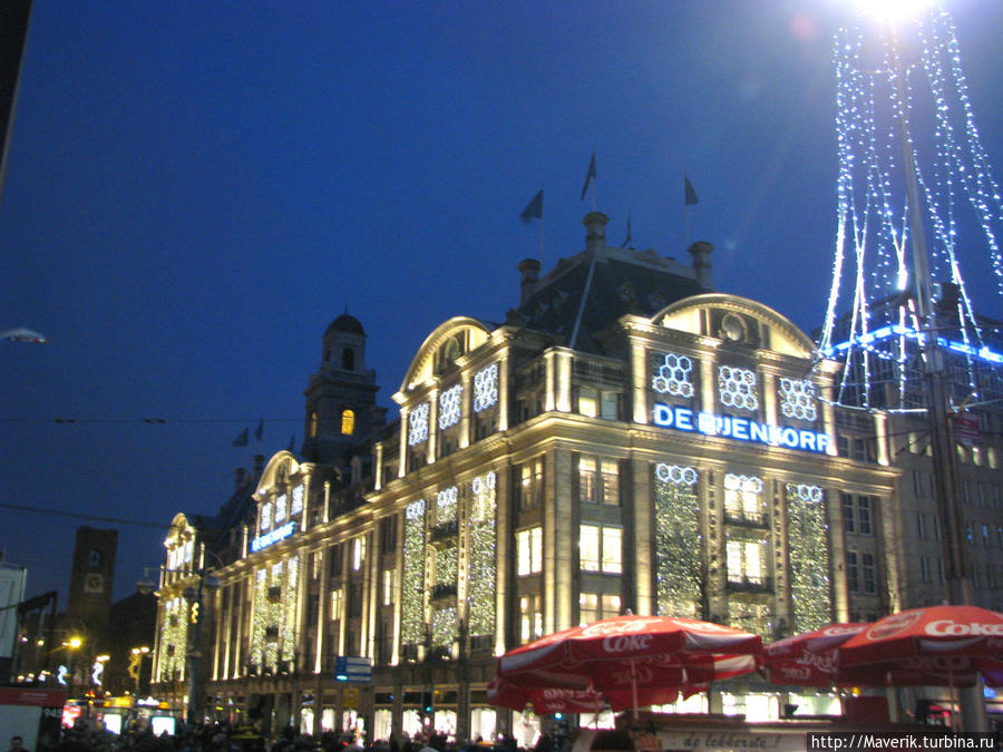 Главный торговый центр Амстердама De Bijenkorf в новогоднем наряде. Амстердам, Нидерланды