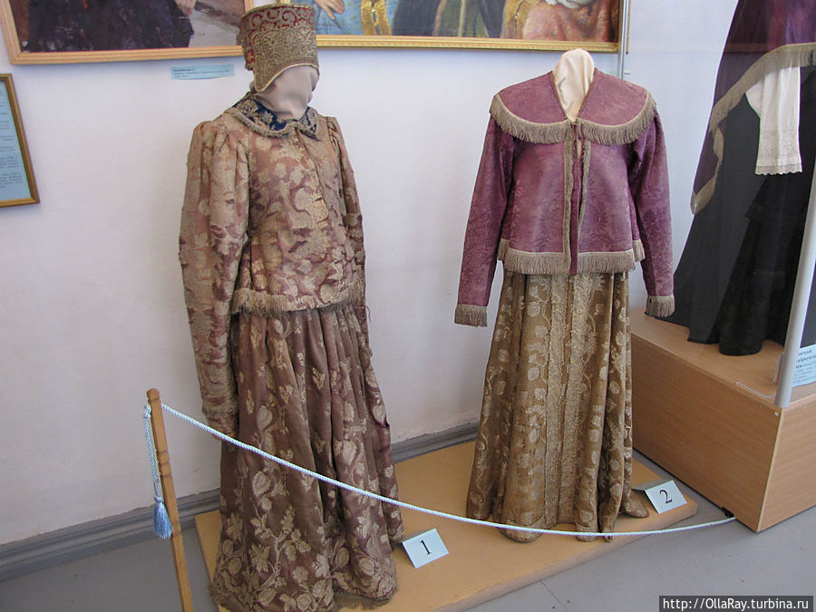 А это праздничные наряды городчанок. Справа виднеется часть праздничного старообрядческого женского костюма. Экспозиция дома-музея графини Паниной. А это праздничные наряды городчанок. Справа виднеется часть праздничного старообрядческого женского костюма. Экспозиция дома-музея графини Паниной.