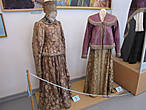 А это праздничные наряды городчанок. Справа виднеется часть праздничного старообрядческого женского костюма. Экспозиция дома-музея графини Паниной.