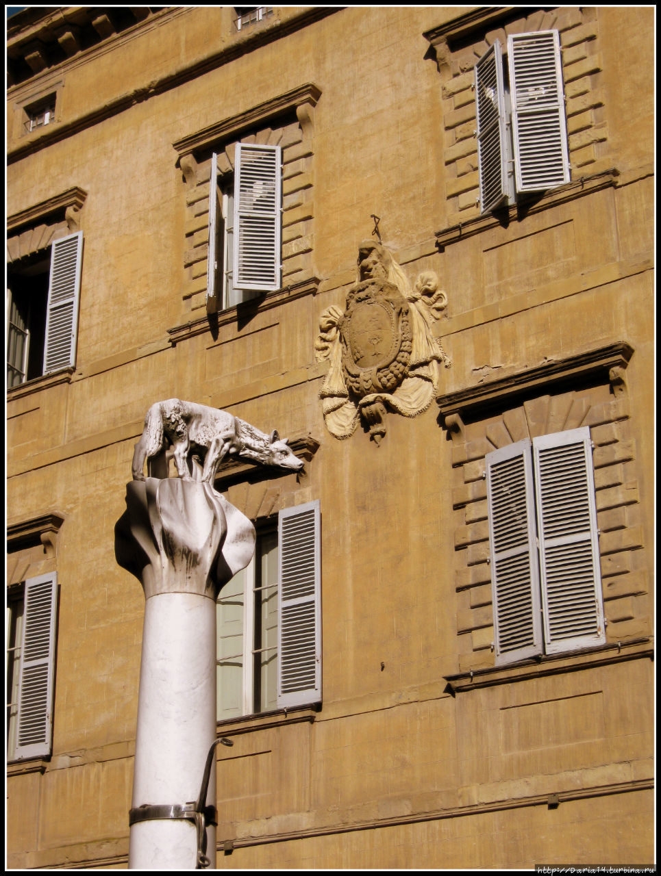 Статуя волчицы, выкормившей Ромула и Рема Сиена, Италия