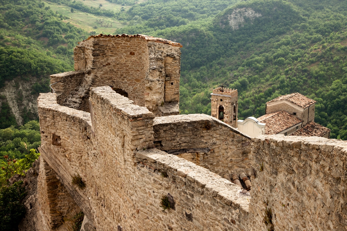 Средневековая крепость Roccascalegna (Chieti) Роккаскаленья, Италия