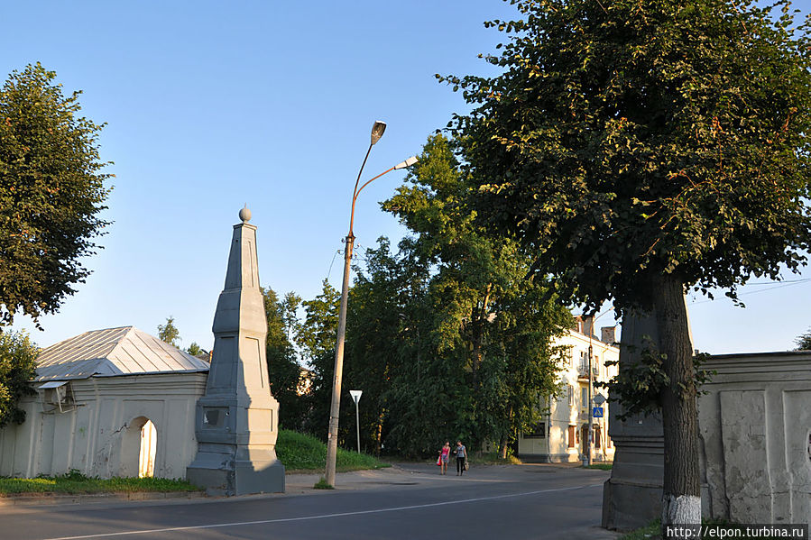 ... Кордегардия на Большой Московской улице – Московская застава. Обелиски сооружены в XVIII в., оформляли въезд в город со стороны Москвы.

… А нам пора в Москву... Великий Новгород, Россия