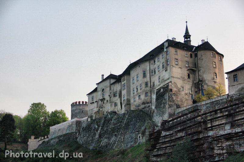 Замок Чески Штернберг вид с площади поселка Чехия