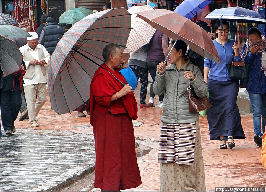 У большого человека и зонт должен быть  внушительным Катманду, Непал