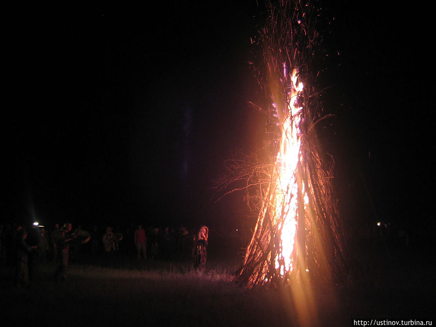 Ночные костры достигают в высоту 10+ метров Ночные костры достигают в высоту 10+ метров