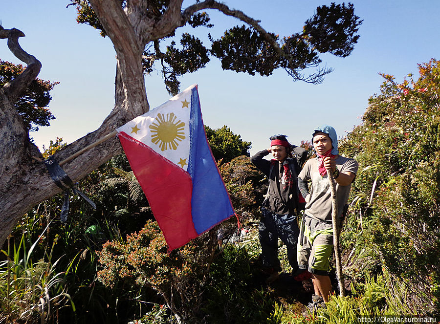 Филиппинский флаг на вершине D2 Остров Минданао, Филиппины