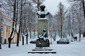 Памятник Ломоносову в городе Ломоносове