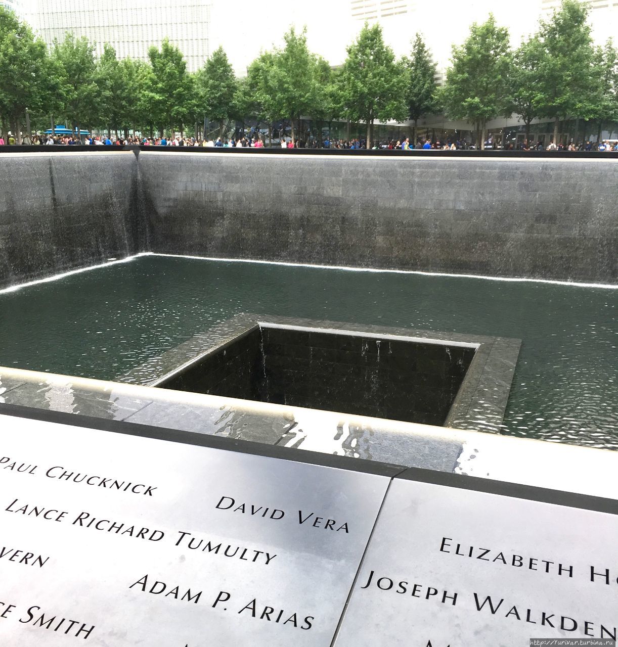 Такой памятник стоит на месте второго разрушенного террористами 11 сентября 2001 года небоскреба Нью-Йорк, CША