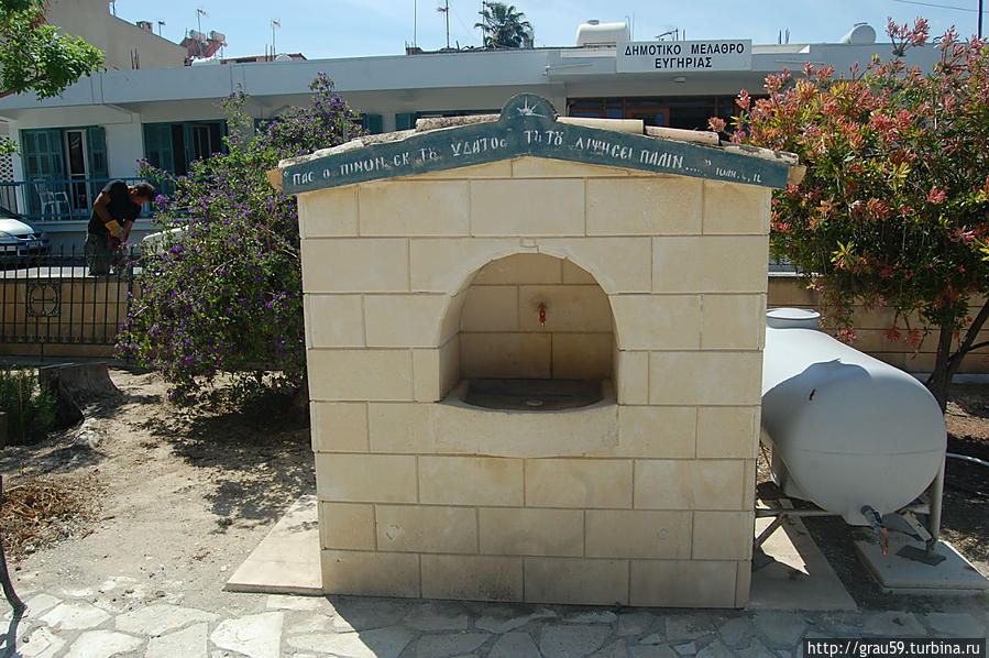Возле церкви  Богородицы Chrysogalaktousa, Ларнака Кипр