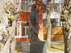 Памятник во дворе Православного университета (переулок Чернышевского)