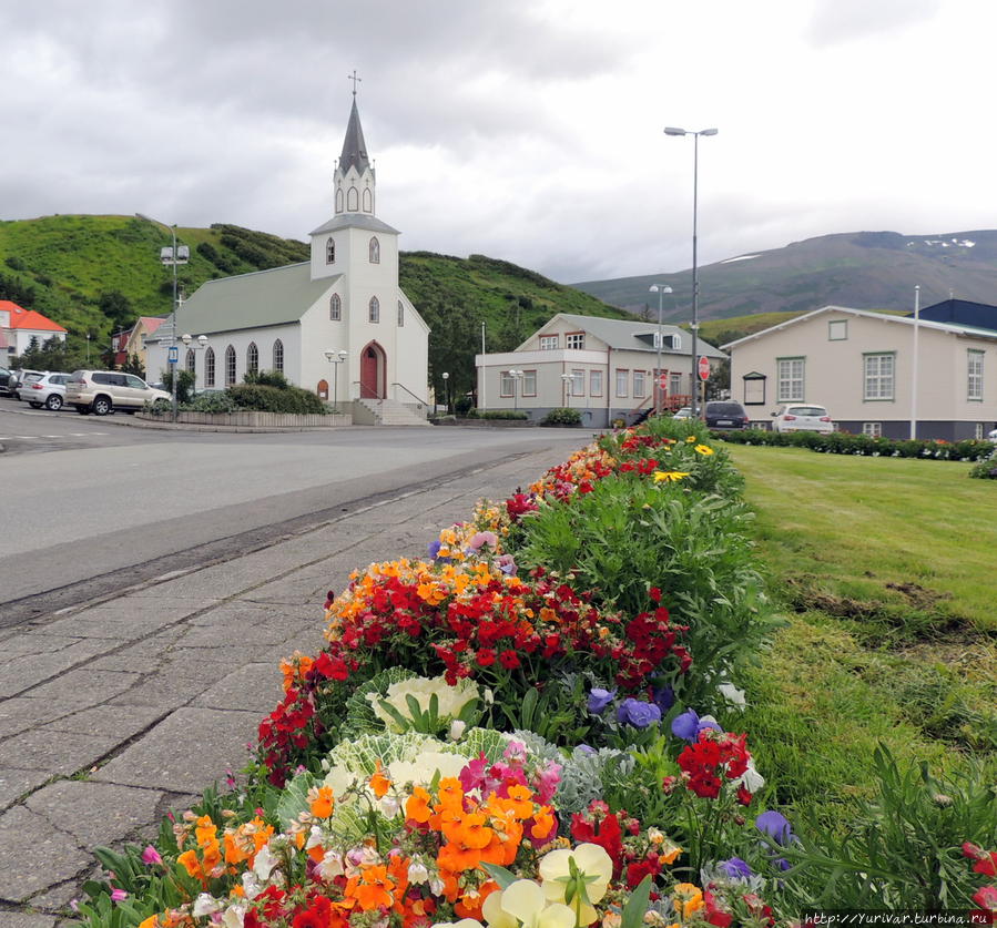 Кирха на центральной улице города Саударкрокур, Исландия