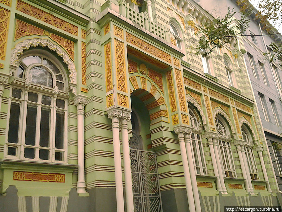 А этот фасад мне понравился особо. Похоже на какие-то восточные мотивы... А этот фасад мне понравился особо. Похоже на какие-то восточные мотивы...
