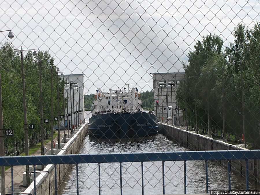 Судно в камере. Вытегра, Россия Судно в камере. Вытегра, Россия