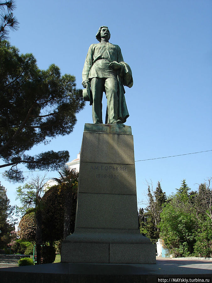 Памятник А.М.Горькому в Приморском парке