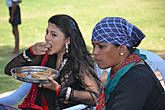 В Паттадакале снимали индийский фильм. Слева — индийская актриса обедает.